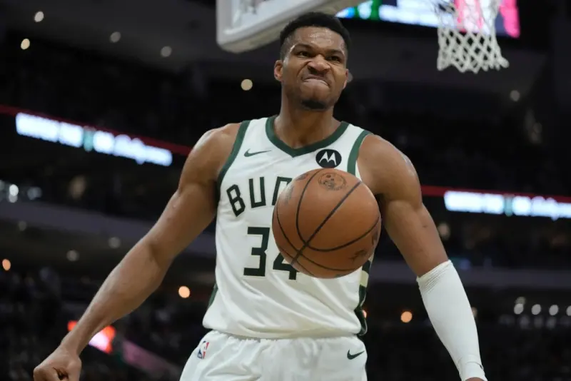 公鹿「字母哥」Giannis Antetokounmpo本季至今多次繳出40分、10籃板數據，也是聯盟唯一。   圖：達志影像／美聯社