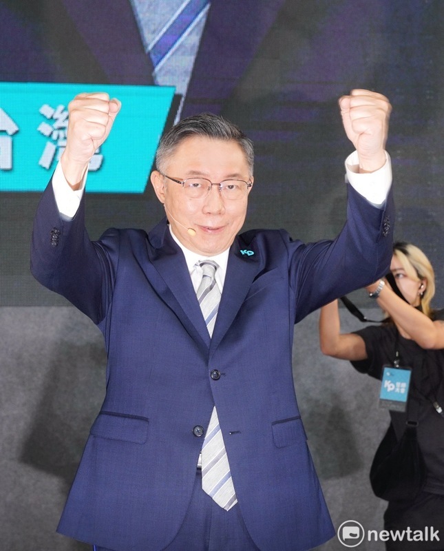 民眾黨總統參選人柯文哲今（19）天在TeamKP誓師大會致詞時表示，會繼續用台灣民眾黨總統候選人的身份拚戰到底。   圖：張良一/攝