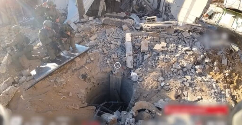  以色列公布影片，描述巴勒斯坦武裝分子在西法醫院院區下方所挖掘的一條綿延55公尺長的地道。 圖：翻攝X（前推特） 