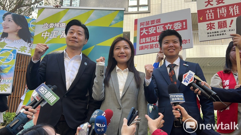 民進黨立委參選人吳沛憶（中）、社民黨立委參選人苗博雅（右）今天在無黨籍立委林昶佐（左）陪同下登記。   圖：周煊惠 / 攝