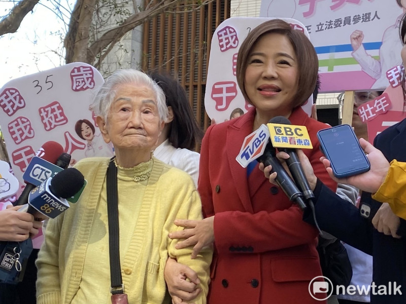 無黨籍立委參選人于美人今天在102歲陳奶奶陪同下登記參選。   圖：周煊惠 / 攝