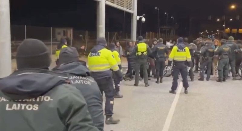 由於大批來自敘利亞和伊拉克的非法移民試圖自俄羅斯入境芬蘭，芬蘭邊境管理局使用催淚瓦斯阻止他們行動。   圖：擷自「X」@visegrad24