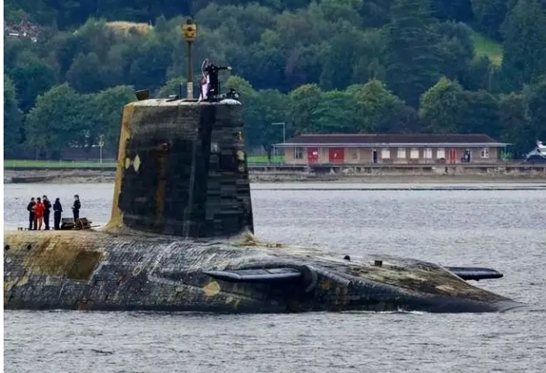 一艘英國「前衛」級核潛艦返回母港，看上去鏽跡斑斑，消音瓦大面積脫落，艇身還掛滿了海藻等水生植物。   圖 : 翻攝自騰訊網/熊姐