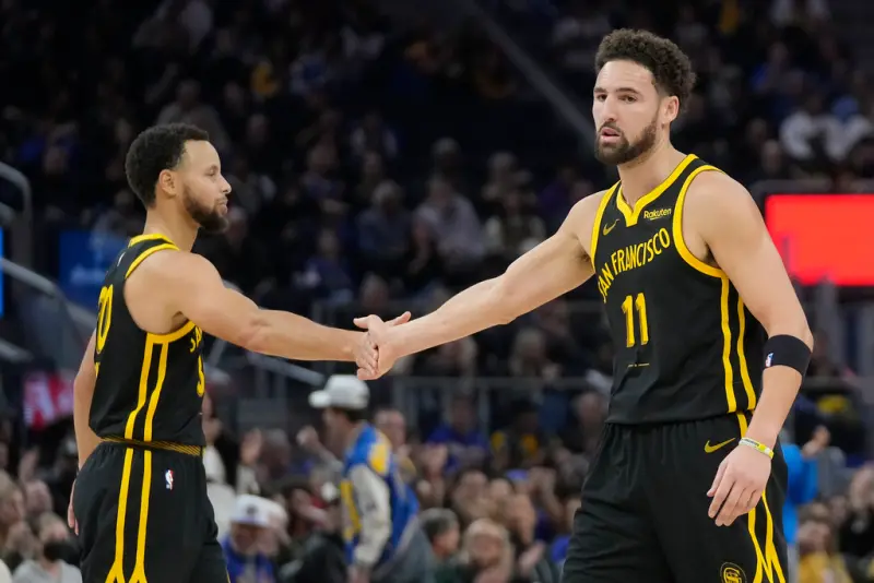 ▲Stephen Curry和Klay Thompson攜手帶領金州勇士擊敗休士頓火箭。（圖／美聯社／達志影像）   