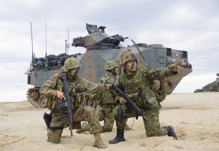 日本自衛隊代號「05JX」統合演習，「反奪島」兩棲作戰科目，在鹿兒島縣靠近東海位置的德之島進行演練。   圖：翻攝「X」@jgsdf_gcc_ardb