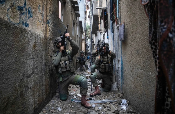 以軍停火前在加薩城內抓捕哈瑪斯成員。   圖 : 翻攝自海外網