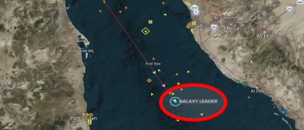 由日本公司經營的英國貨輪「銀河領袖」在紅海遭到葉門胡塞組織劫持的地點。   圖 : 翻攝自央視軍事