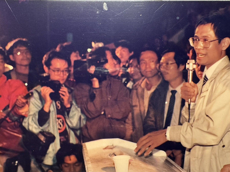 1989年11月22日,當時被國民黨列為黑名單,時任台獨建國聯盟美國本部主席的郭倍宏,公開現身當時的台北縣中和運動場演講,為民進黨立委盧修一、省議員周慧瑛的造勢帶來高潮,同時也讓他們高票當選。 圖:林秋滿拍攝(資料照) 1989年11月22日,當時被國民黨列為黑名單,時任台獨建國聯盟美國本部主席的郭倍宏,公開現身當時的台北縣中和運動場演講,為民進黨立委盧修一、省議員周慧瑛的造勢帶來高潮,同時也讓他們高票當選。 圖:林秋滿拍攝(資料照)