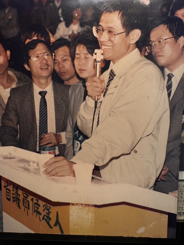 1989年11月22日,當時被國民黨列為黑名單,時任台獨建國聯盟美國本部主席的郭倍宏,公開現身當時的台北縣中和運動場演講,為民進黨立委盧修一、省議員周慧瑛的造勢帶來高潮,同時也讓他們高票當選。 圖:林秋滿拍攝(資料照) 1989年11月22日,當時被國民黨列為黑名單,時任台獨建國聯盟美國本部主席的郭倍宏,公開現身當時的台北縣中和運動場演講,為民進黨立委盧修一、省議員周慧瑛的造勢帶來高潮,同時也讓他們高票當選。 圖:林秋滿拍攝(資料照) 1989年11月22日,當時被國民黨列為黑名單,時任台獨建國聯盟美國本部主席的郭倍宏,公開現身當時的台北縣中和運動場演講,為民進黨立委盧修一、省議員周慧瑛的造勢帶來高潮,同時也讓他們高票當選。 圖:林秋滿拍攝(資料照) 1989年11月22日,當時被國民黨列為黑名單,時任台獨建國聯盟美國本部主席的郭倍宏,公開現身當時的台北縣中和運動場演講,為民進黨立委盧修一、省議員周慧瑛的造勢帶來高潮,同時也讓他們高票當選。 圖:林秋滿拍攝(資料照)