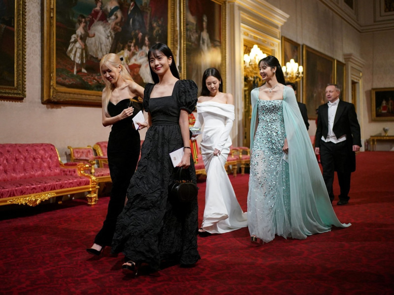 南韓天團BLACKPINK近日以嘉賓身份，一同出席英國皇室舉辦的白金漢宮晚宴。   圖：達志影像／路透社