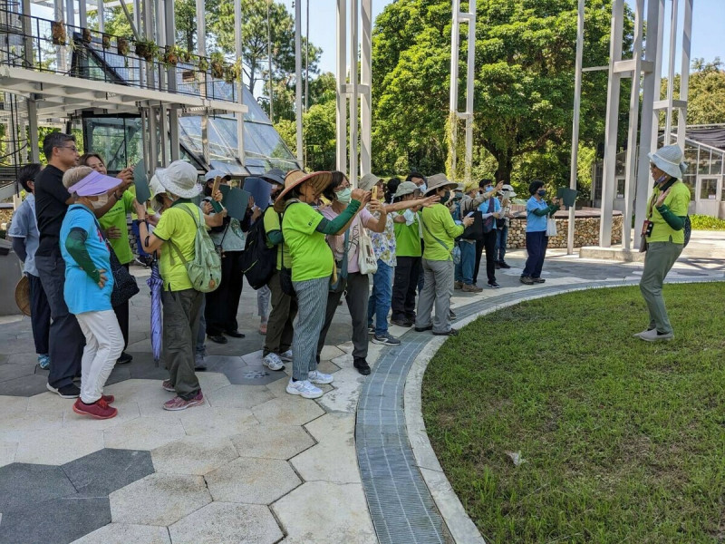 民眾體驗操作植物元App。   圖：農業部／提供