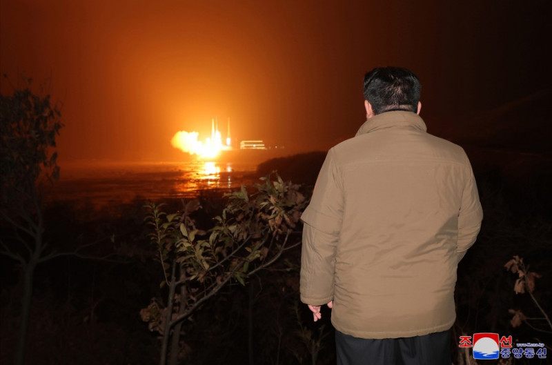 北韓當地時間11月21日晚間10時43分發射「千里馬-1」運載火箭，將偵察衛星「萬里鏡-1」送進地球軌道。領導人金正恩遠處觀看。   圖：翻攝朝中社