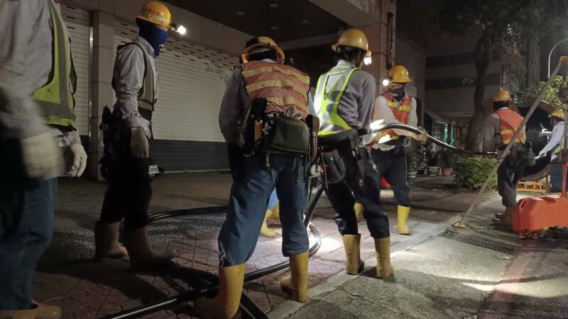 台電表示，昨日已連夜將故障線路更新完成，並規劃針對左營地區近期曾發生故障的重要線路，排訂專案檢測計畫，未來也會積極進行電力設備的更新。   圖：台電／提供