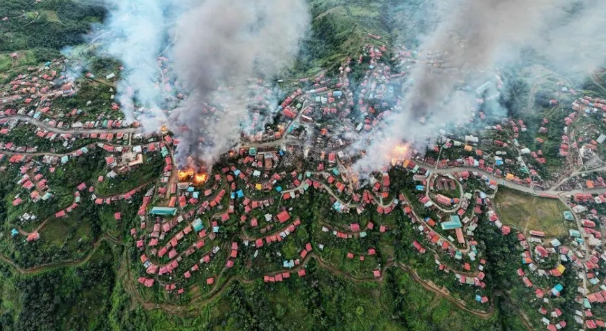 緬北戰事激烈，許多城鎮冒出濃濃火煙。   圖 : 翻攝自雷姐的機械空間