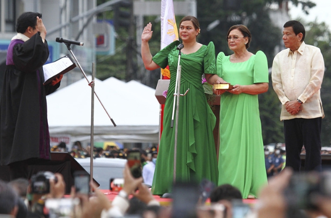  菲律賓前總統杜特地(右)與女兒莎拉(左)。(資料照片) 圖 : 翻攝自海外網 