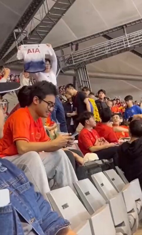 一位穿著刺有韓國運動選手孫興慜名字的球迷,也與中國球迷發生衝突。 圖:翻攝自李老師不是你老師 X(前推特)帳號