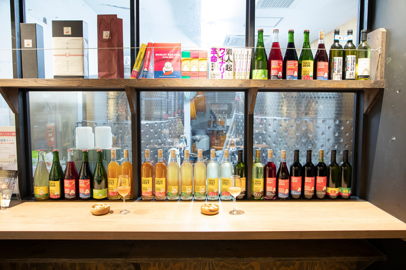 在「深川Winery東京」可以在釀造場試喝到最新鮮的葡萄酒，吸引顧客到現場試喝並購買。   圖：Ⓒ深川Winery東京／提供