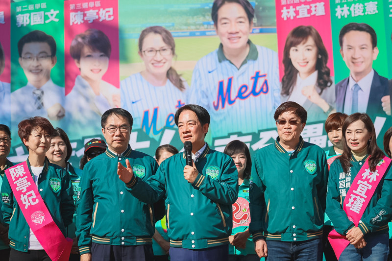 賴清德陪同台南市六席立委登記參選連任。   圖：賴清德競選辦公室提供