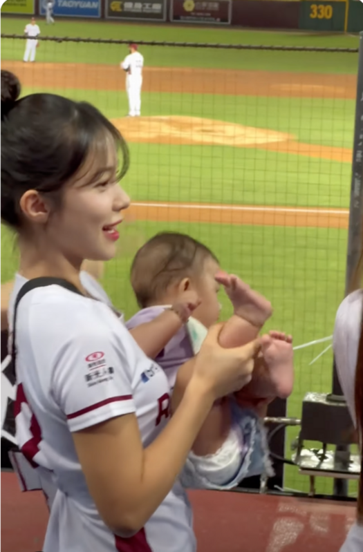 李多慧某次在球場被球迷捕捉到，應援時手裡抱著一個嬰兒。   圖：翻攝自YT／Hsuan