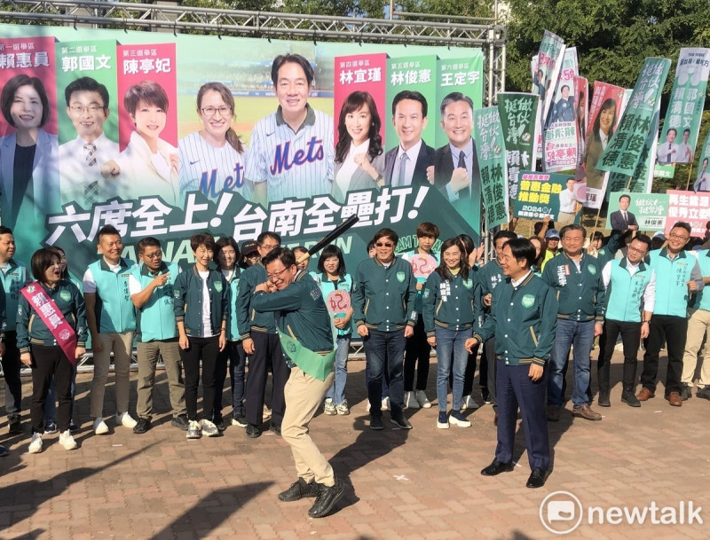民進黨總統候選人賴清德今日南下與6位民進黨台南市立委參選人聯合造勢，當場大讚立委郭國文表現優異，郭國文在賴清德親自加持之後，隨即前往台南市選舉委員會登記參選。   圖：黃博郎／攝