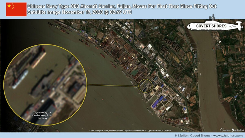 從衛星圖片中可見，中國航母福建艦於 19 號離開原本停泊的港池碼頭。   翻攝自X帳號「@CovertShores」