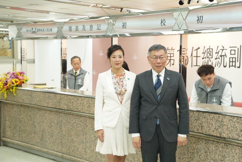 民眾黨總統參選人柯文哲（左）、民眾黨副總統參選人吳欣盈（左）日前赴中選會登記。   圖：民眾黨 / 提供