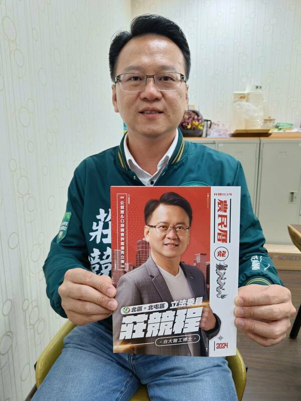 莊競程以農民曆當文宣，很受選民歡迎。唐復年/攝