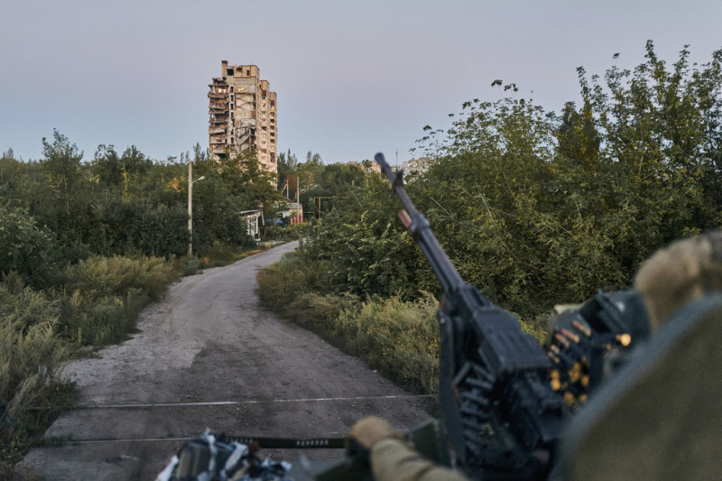 2023 年 8 月時，一名烏克蘭士兵在阿夫迪夫卡堅守陣地。這裡是烏俄交火最激烈的地點。   圖 : 達志影像/美聯社