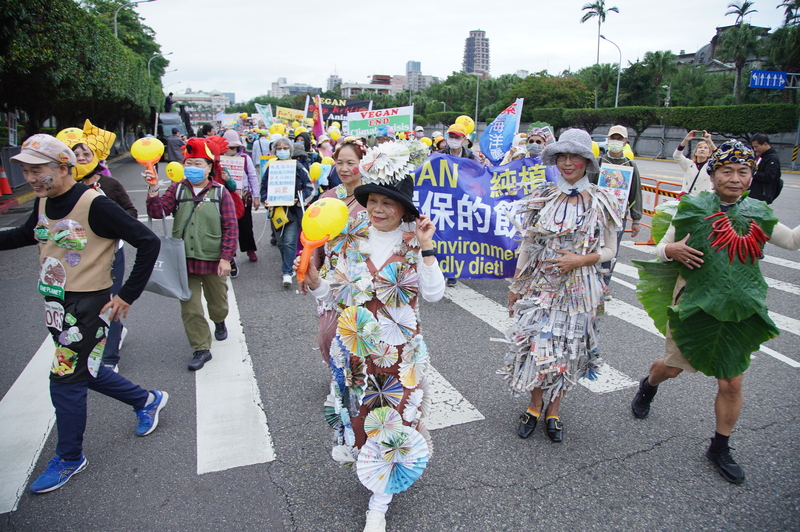 多個民間團體25日在凱道舉行「植植走」遊行活動,盼政府重視永續健康植物性飲食,有民眾盛裝打扮參與遊行,相當吸睛。 圖:中央社