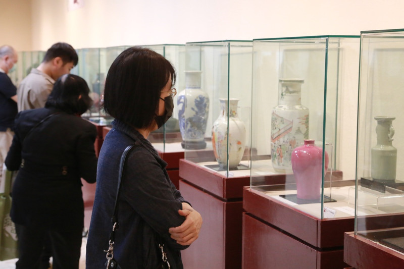 台南市文物協會首度移師歸仁文化中心展出，也是歸仁文化中心自開幕以來首度展出富有悠久歷史及多元樣貌的文物展，吸引不少民眾前往參觀。   圖：台南市政府提供