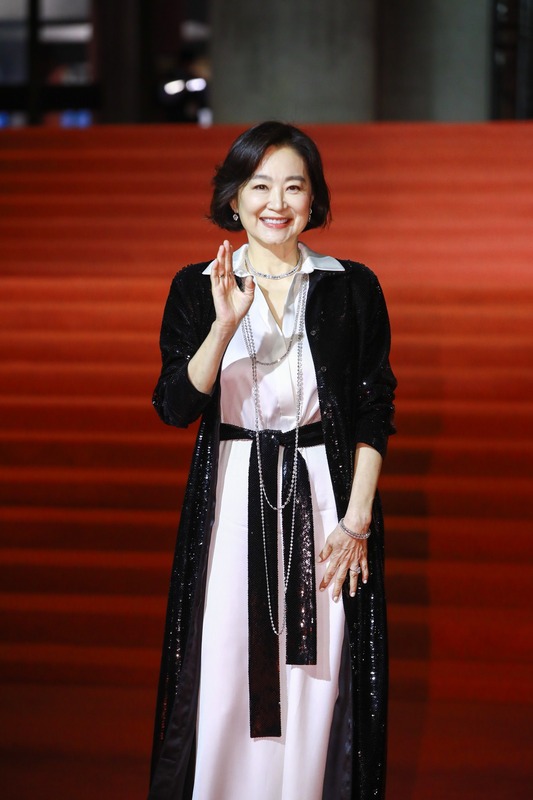 獲頒本屆終身成就獎的藝人林青霞以一身襯衫式長洋裝出席金馬盛會，展現高雅氣質。   圖：取自金馬影展TGHFF