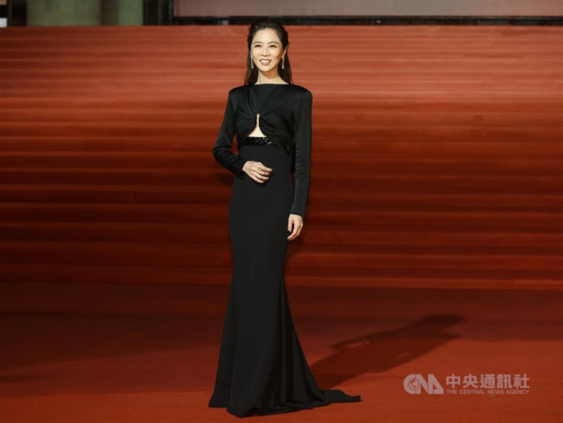 頒獎嘉賓謝盈萱以一身黑色長禮服步上紅毯，展現氣質。   圖：中央社提供