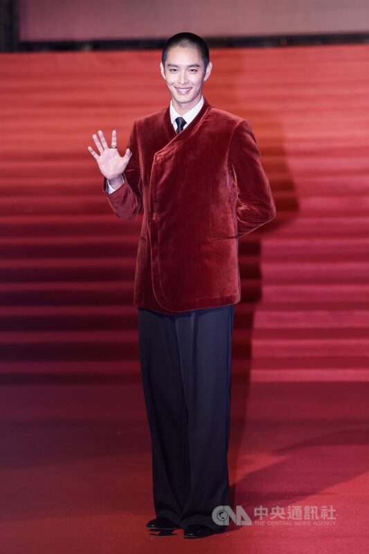 藝人曹佑寧擔綱星光紅毯主持人，身穿紅棕色絨布西裝亮相。   圖：中央社提供