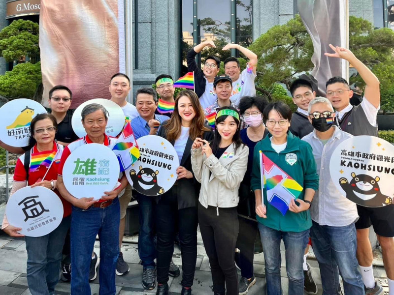 高市府率旅宿業者、公會代表上街支持性別平權。 圖:高雄市觀光局/提供