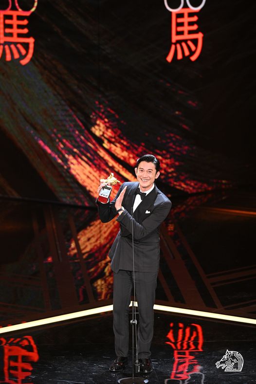 第60屆金馬獎於昨(25)日晚間登場，最佳男主角由吳慷仁拿下，而他上台除了謝謝劇組，也特別感謝會計。   圖：翻攝自金馬影展臉書