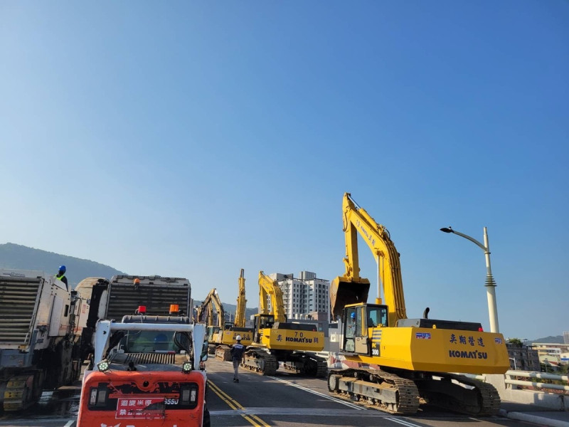重機械待命動工拆除九如橋。 圖:高雄市工務局/提供