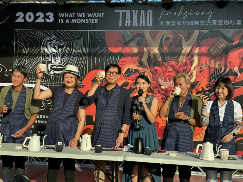 陳其邁(左三)大港盃咖啡國際交流賽暨嘉年華。   圖：高雄市觀光局/提供