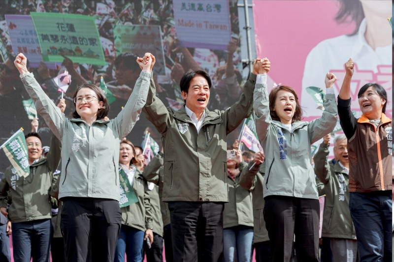 駐美代表蕭美琴（左起）成為民進黨總統候選人賴清德副手後，首次公開造勢就回花蓮，拉抬立委侯選人張美慧聲勢，喊出「美美德」，支持者high翻。   圖：翻攝自賴清德臉書