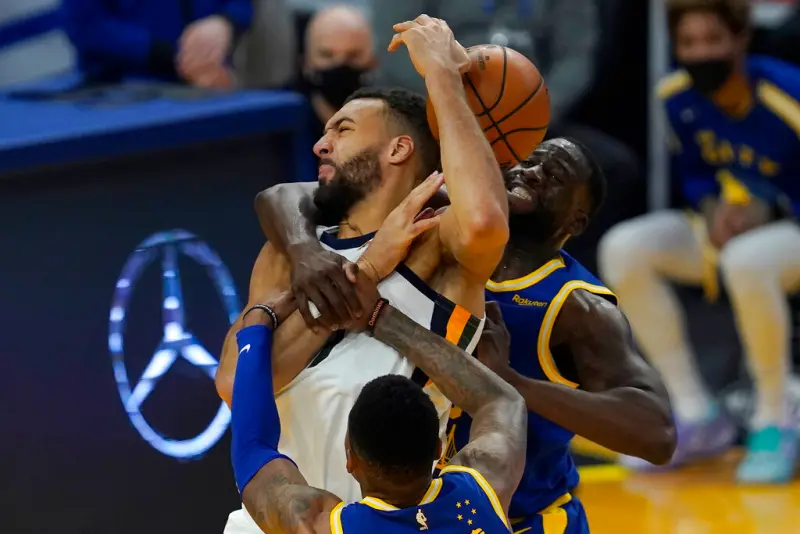 ▲Draymond Green對Rudy Gobert做出「鎖喉」的危險動作。（圖／美聯社／達志影像）   