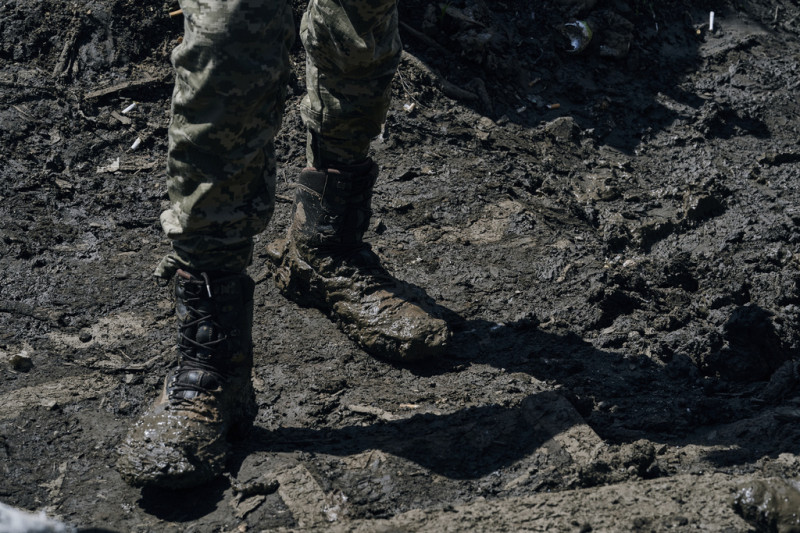 在阿夫迪夫卡，俄軍遭受了天氣惡劣和雷區雙重困擾，導致其重型裝備陷入泥濘，無法自如行動。   圖 : 達志影像/美聯社