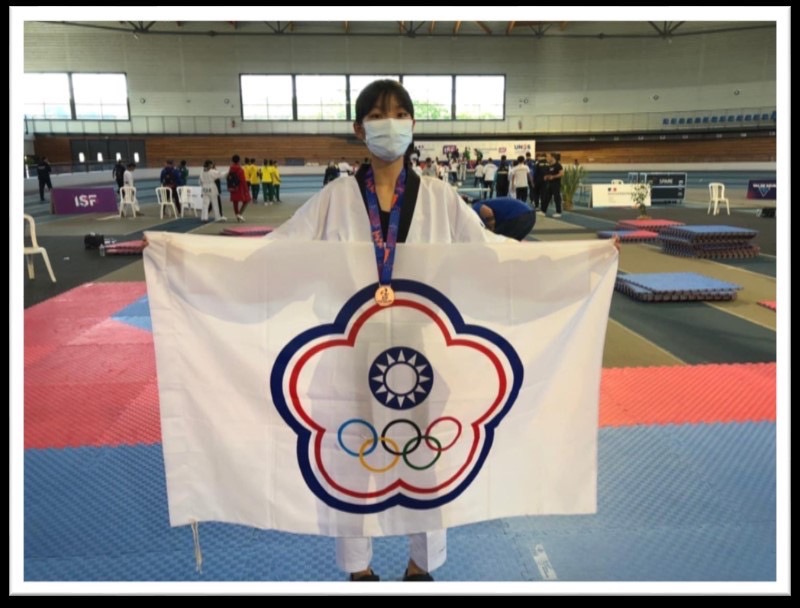 黃敬芸同學榮獲111年法國世界中學生運動會跆拳道項目銅牌。   圖：移民署提供