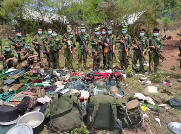 果敢同盟軍展示繳獲的緬軍武器裝備。 圖 : 翻攝自立刻觀花 