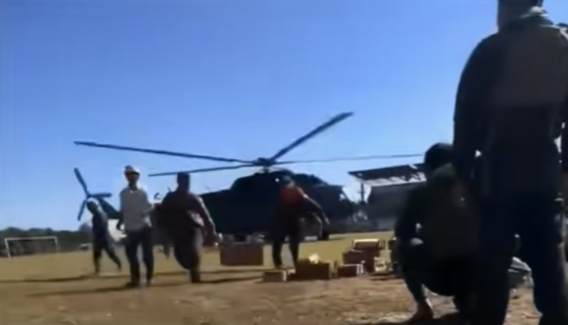 緬北華人表示，通往老街的陸上運輸線已經被果敢同盟軍切斷，緬軍只能通過直升機為老街守軍運送補給。   圖：翻攝自微博