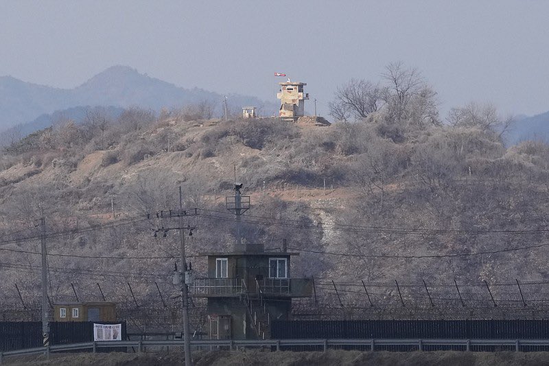 北韓發射偵查衛星導致「 9.19 軍事協議」作廢，目前北韓軍隊已經重新向三八線非軍事區域聚集，圖為南北韓邊境地帶。   翻攝自X帳號「@sentdefender」