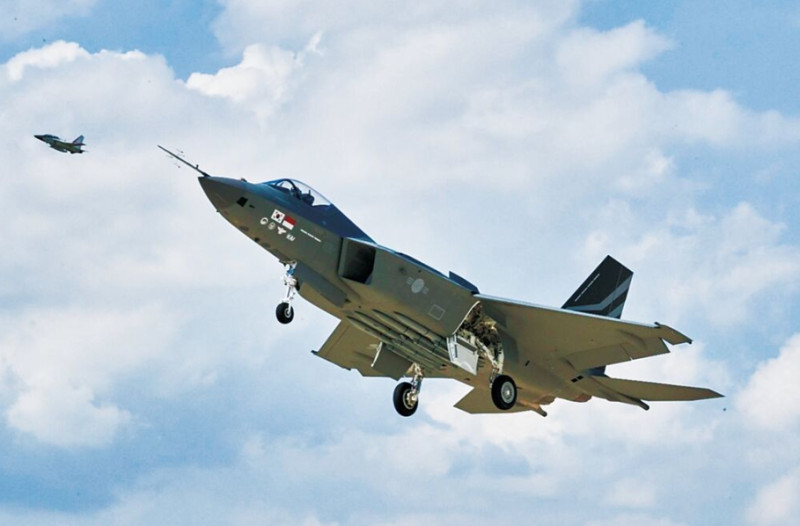 韓國KF-21首飛成功，旁邊伴飛的是FA-50噴射教練機。   圖 : 翻攝自韓國防採辦計劃管理局