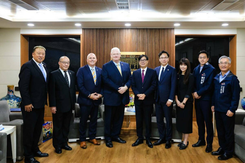 陳其邁(中)與府會團隊接見伊凡斯一行人。   圖：高雄市行國處/提供