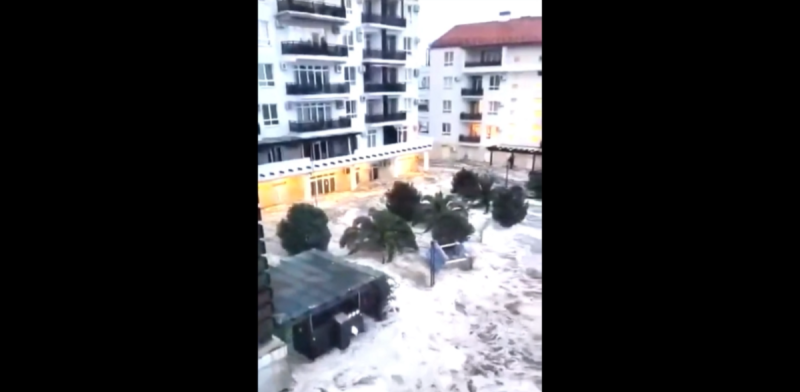 猛烈風暴在俄羅斯和克里米亞黑海沿岸造成三人死亡，數百人被疏散。   翻攝自X帳號「@nexta_tv」