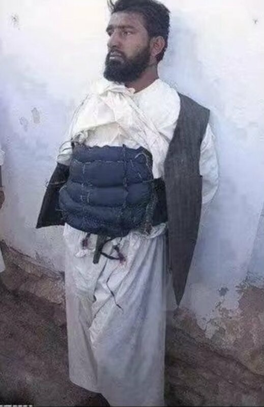 一名塔利班恐怖分子在自殺式襲擊時以鐵板護住襠部，希望爆炸不要炸毀其生殖器，以便可以在天堂上享用 72 個處女。   圖 : 翻攝自X帳號「@LUOXIANGZY」