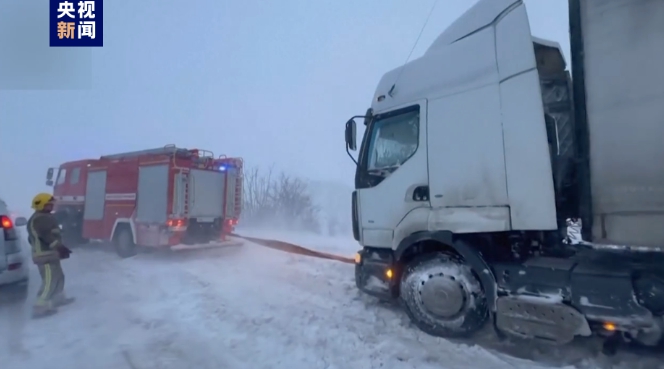 烏克蘭的大風雪嚴重阻礙了前線的後勤補給。   圖 : 翻攝自央視新聞