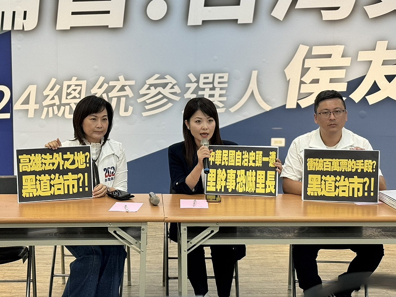 陳美雅(中)質疑里幹事恐嚇里長背後有政治因素。   圖:國民黨高雄市黨部/提供